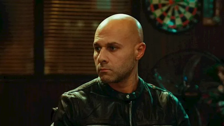 عماد الطيب يحتفل بانتهاء عرض “ابن النادي” ويوجه رسالة