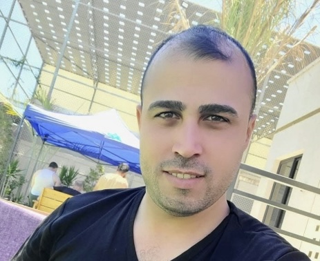 استشهاد الصحفي محمد المنيراوي وزوجته في قصف خيمته وسط القطاع