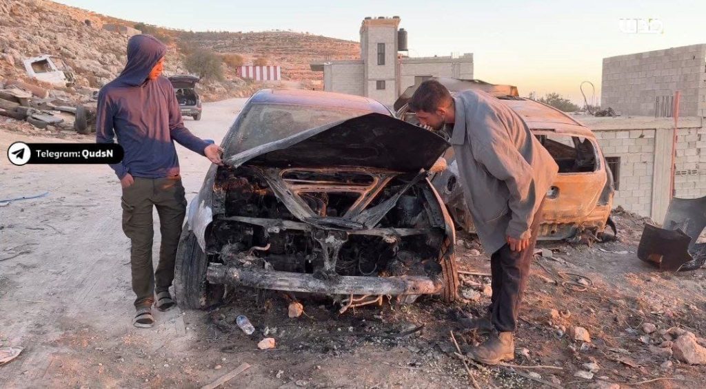 ارهاب المستوطنين في رام الله: إحراق مركبات في المغير ودير دبوان تحت حماية الجيش الاسرائيلي