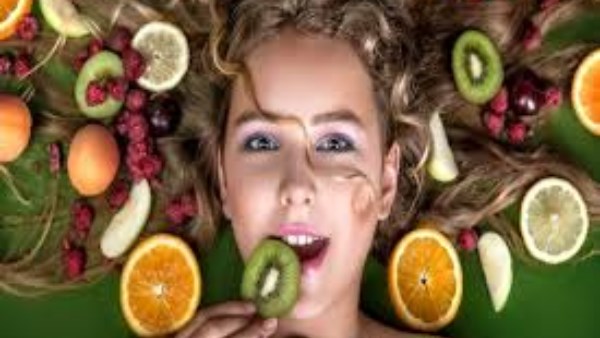 هرمونات صناعية في طبقك.. كيف يعبث الطعام بجسد المرأة؟