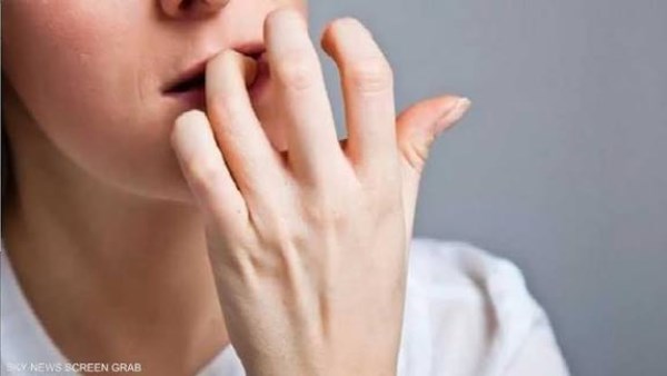 تبدو بسيطة .. أطباء يُحذّرون من مخاطر قضم الأظافر على القلب