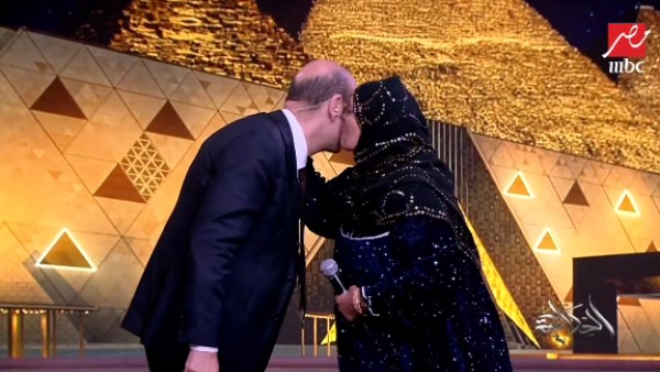 الحاجة نبيلة تُقبِّل عمرو أديب على الهواء.. والإعلامي: واحدة هنا كمان| فيديو