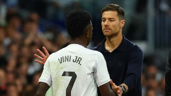 تصرف مفاجئ من ريال مدريد بشأن أزمة فينيسيوس وألونسو بعد الكلاسيكو