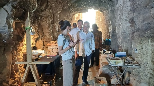 تفاصيل زيارة مدير آثار الأقصر لموقع مقبرة خيتي.. تعاون مصري بولندي يكشف أسرار الدولة الوسطى|صور