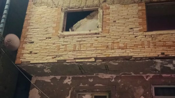 محافظ الإسكندرية يتابع تداعيات انهيار أجزاء من عقار بالعصافرة بحري