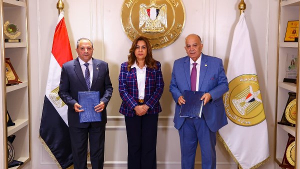 وزيرة التنمية المحلية تشهد توقيع عقد تقديم خدمات الجمع ونظافة الشوارع بأحياء محافظة بورسعيد