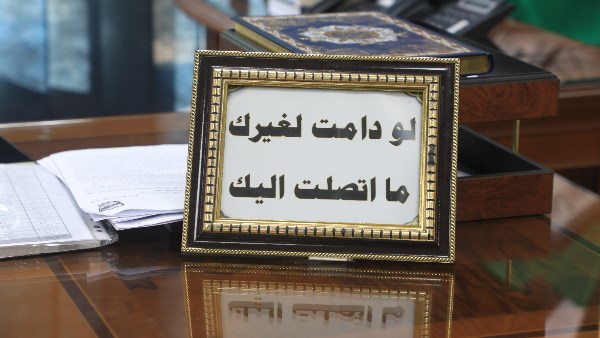 «لو دامت لغيرك ما اتصلت اليك».. رئيس قضايا الدولة يكشف لـ  سر اللافتة الموضوعة على مكتبه