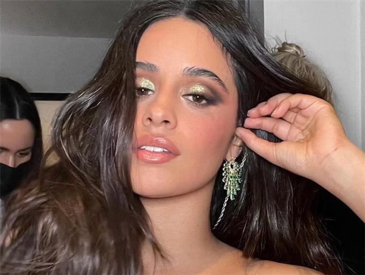 ظلال العيون الجليتر.. موضة مكياج 2026