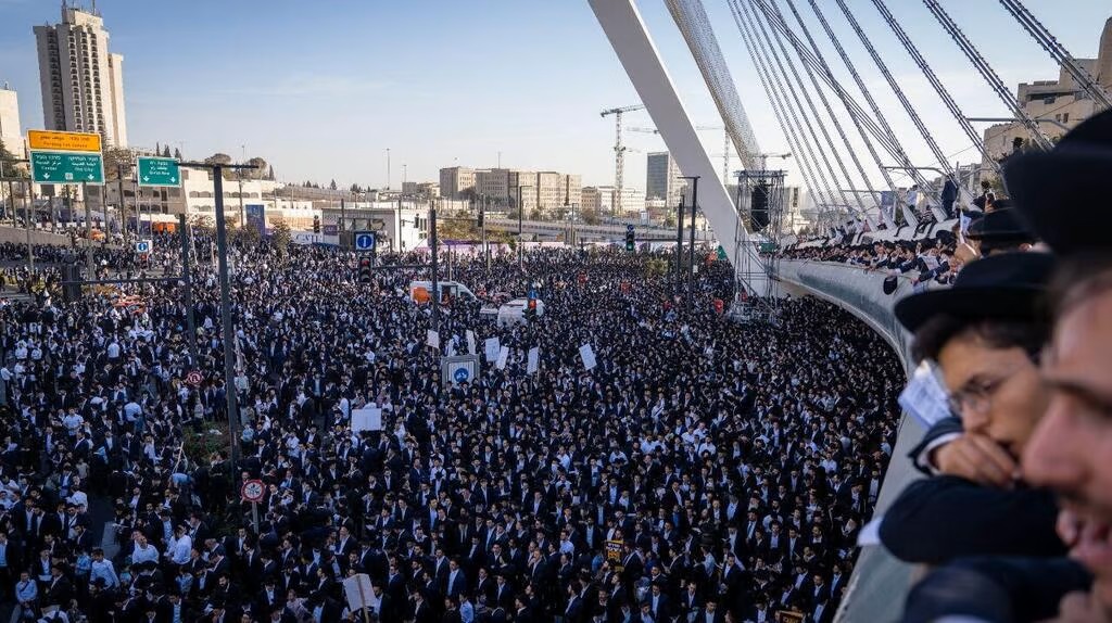 الحريديم يتظاهرون بمئات الالاف في القدس ويهددون باغلاق الدولة..