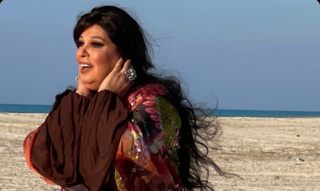 ربنا يسعدكم ويهنيكم.. فيفي عبده تهنئ مي عز الدين بزواجها