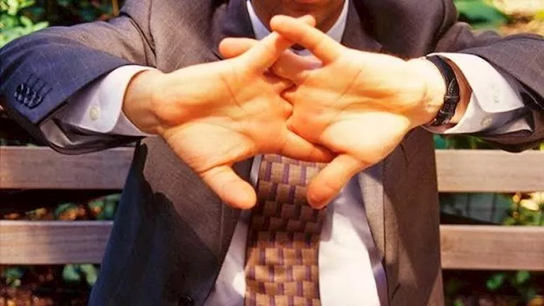 طقطقة الأصابع.. هل تسبب التهاب المفاصل؟