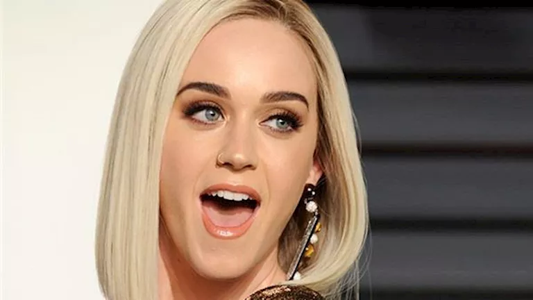 فستان جرئ بفتحة ساق.. كاتي بيري تستعد لحفلها الليلة في باريس