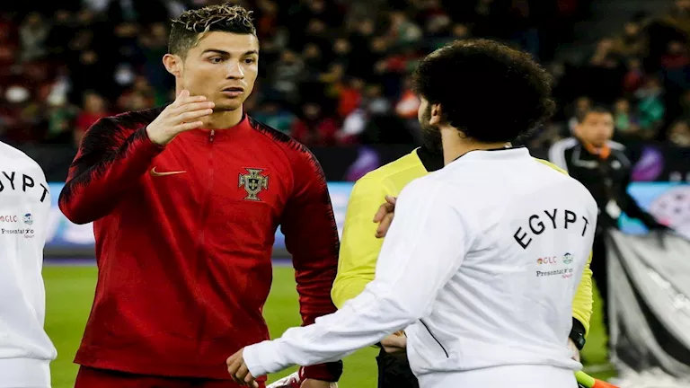 صلاح يتفوق.. كريستيانو رونالدو يصنع المجد بقدمه “الضعيفة”