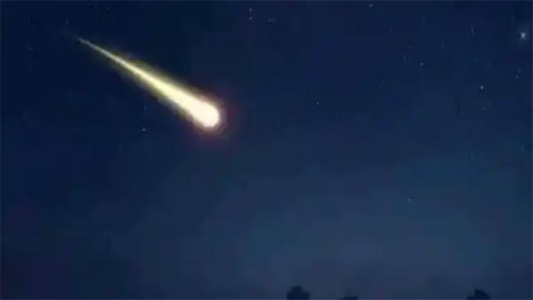 “كرة نارية خضراء أضاءت السماء”.. شاهد لحظة انفجار نيزك (فيديو)