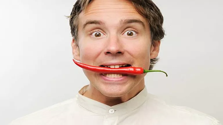 لا يهدأ إلا بتناوله.. رجل يتصدر السوشيال ميديا بسبب أكله 30 قرن فلفل