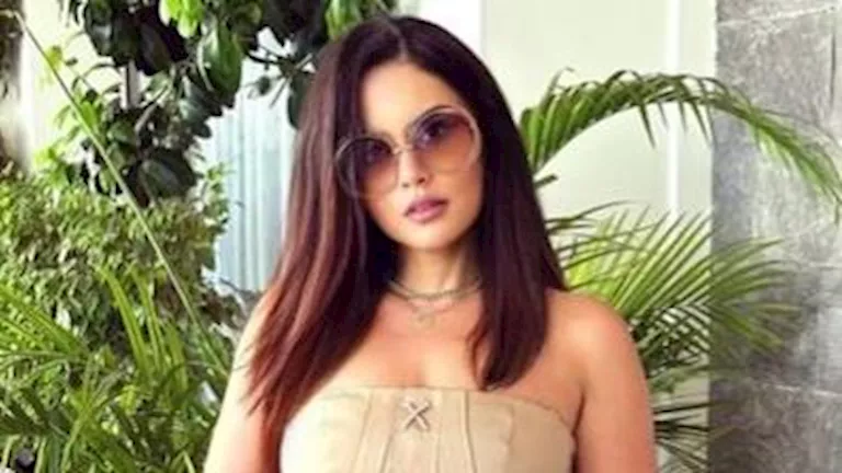 بفستان أسود قصير..رشا مهدي تحتفل بفيلم “السلم والثعبان: لعب عيال”