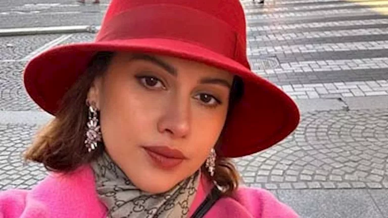 بـ”فستان قصير”..أحدث ظهور لـ ياسمين رئيس في باريس والجمهور يعلق (صور)