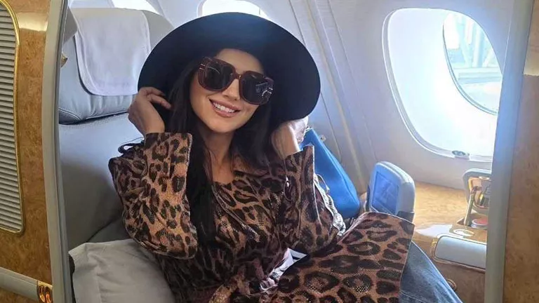 في أحدث ظهور لها.. لماذا اختارت مي عمر الـ “ترنش كوت” العنابي؟