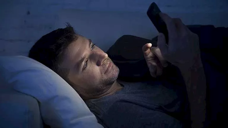 هل هناك ضرر من استخدام الهواتف ليلا قبل النوم؟ دراسة تكشف