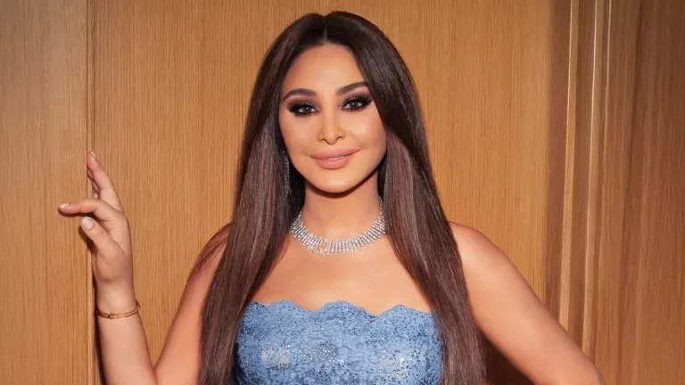 “ماعم بقدر أقوم”.. إليسا تستغيث قبل سقوطها على المسرح