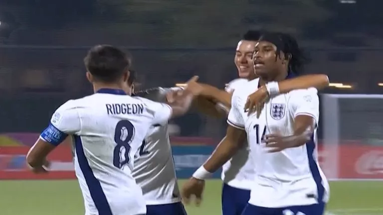 المنتخب الإنجليزي يستعين بـ “أحذية الأعصاب”.. ما القصة؟