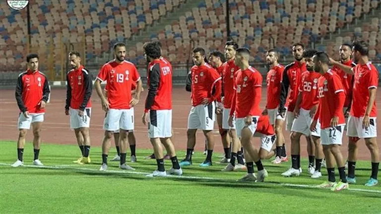 منتخب مصر بالقميص الأحمر في مواجهة أوزباكستان الودية