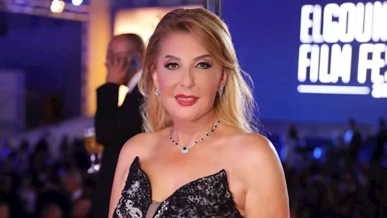 نادية الجندي بفستان جري وشفاف.. سر الإطلالة