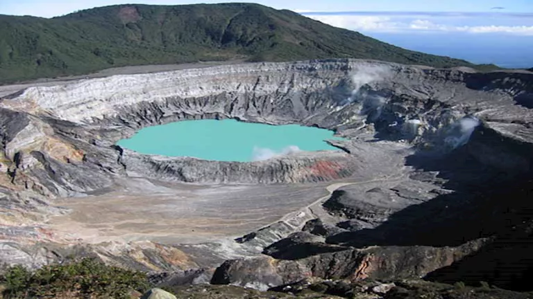 6 صور لبركان “الجنة” المتطرف في كوستاريكا الذي يشبه مشهدا من المريخ