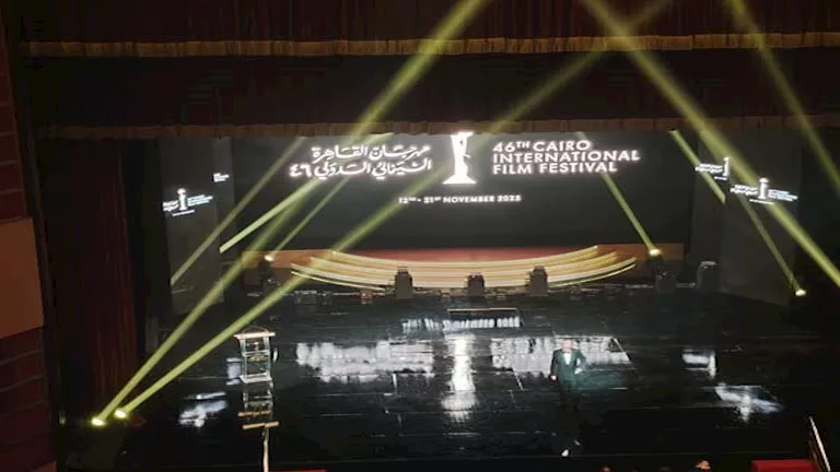 أحد حضور افتتاح القاهرة السينمائي لـ حسين فهمي: أنت حلو طول الوقت.. وا