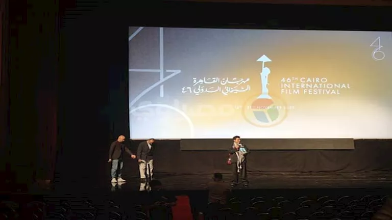 بحضور والدها محمود سعد.. مخرجة “ضايل عنا عرض” تقدم فيلمها لجمهور “القا