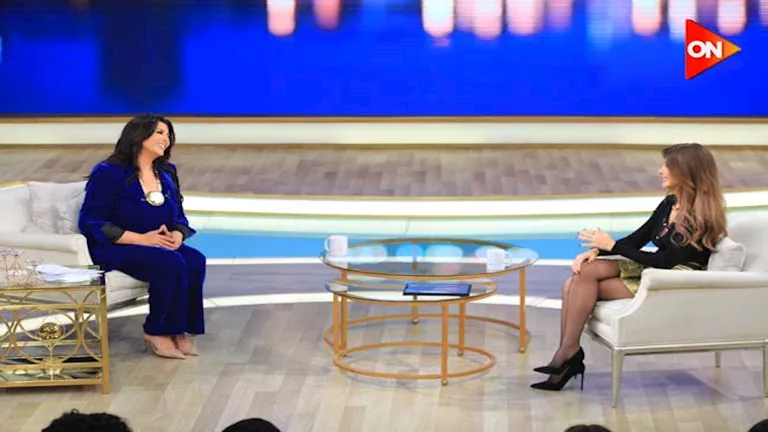 بـ” ميكرو جيب”.. نانسي عجرم بإطلالة مميزة مع منى الشاذلي