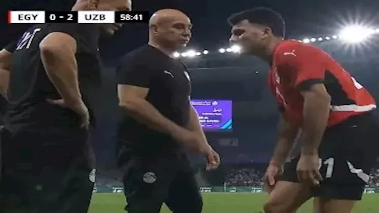 زيزو يغادر أرضية ملعب مباراة مصر وأوزباكستان بسبب الإصابة
