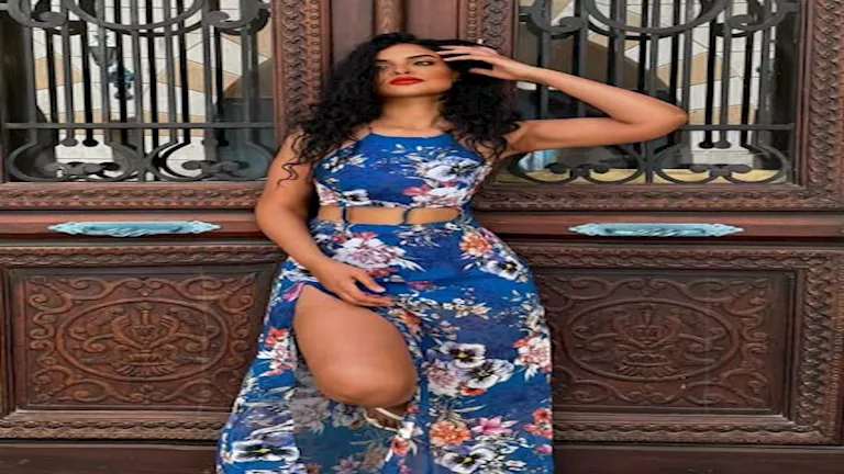 فستان جرئ بفتحة ساق.. مروة الأزلي تخطف الأنظار من أحدث ظهور