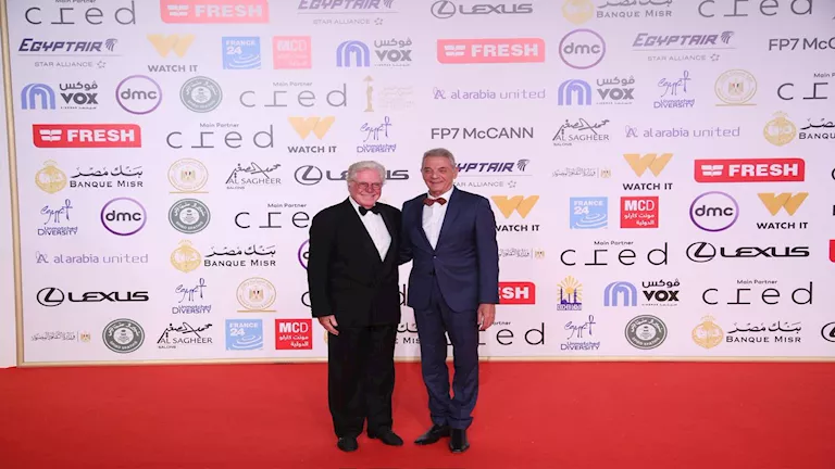 حسين فهمي ببدلة أنيقة في رابع أيام مهرجان القاهرة