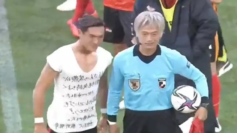 “ممر وبطاقة”.. 13 صور لتكريم خاص لحكم في الدوري الياباني بعد اعتزاله