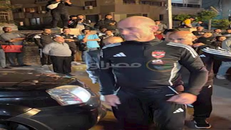 “بقيادة توروب ووليد صلاح”.. 10 صور لحضور الجهاز الفني للأهلي عزاء محمد