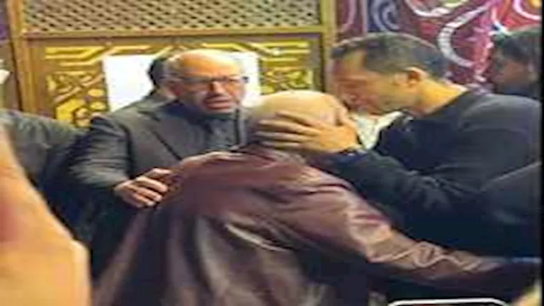 5 صور من استقبال نجوم الزمالك لمحمود أبو رجيلة في عزاء محمد صبري