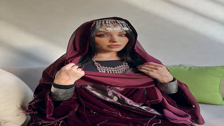 ظهرت بإطلالة كالأميرات في حفل زفافها.. من هي البلوجرهيا كرزون؟