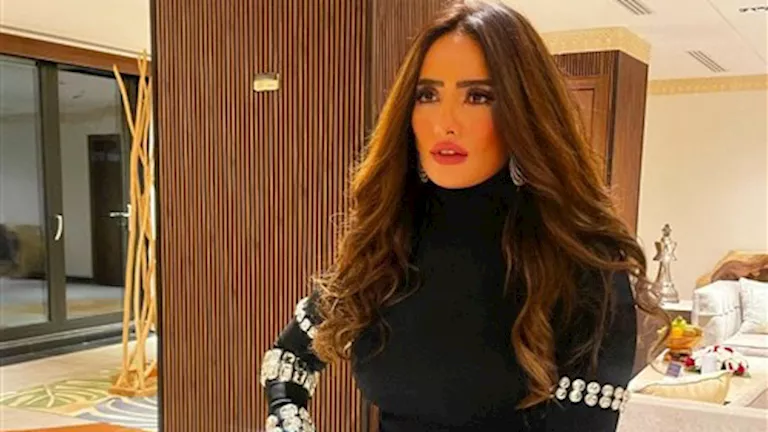 سحر اللون الأسود.. زينة بإطلالة ملفتة على ريد كاربت سابع أيام القاهرة