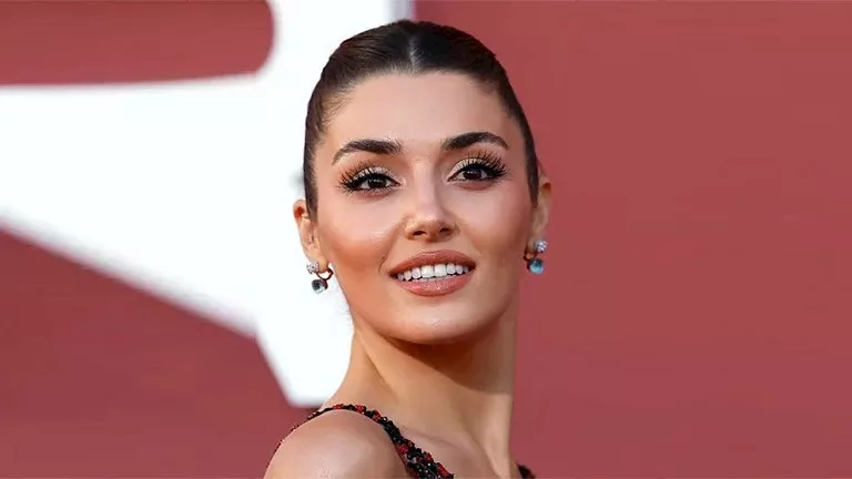 هاندا أرتشيل بإطلالة جريئة.. كيف نسقت اللون الأحمر الناري؟