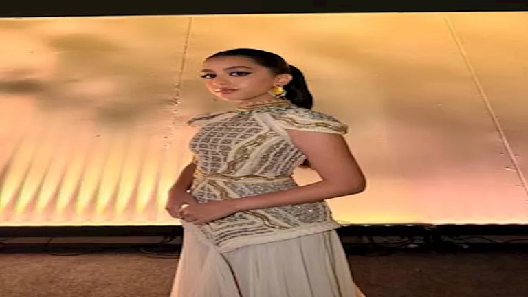 صور جديدة..شيريهان تقبل رأس ياسمينا العبد من كواليس افتتاح المتحف المص