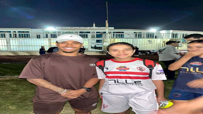 لاعبات الزمالك يلتقطن صورا مع خوان بيزيرا