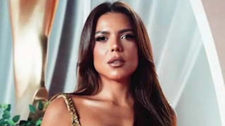 ناهد السباعي تستعيد إطلالتها الجريئة بعرض “بنات الباشا” (صور)