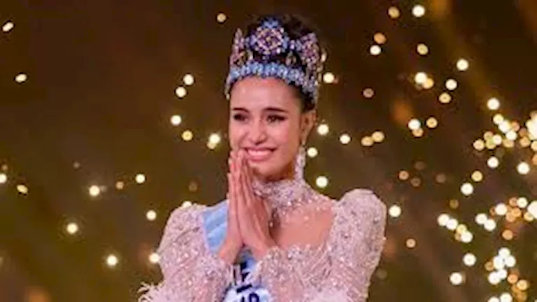 فستان مزين بالورود.. ملكة جمال العالم 2025 بإطلالة جريئة