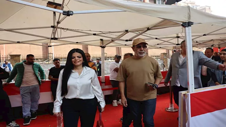 ريهام حجاج ومدحت العدل يدليان بصوتهما في انتخابات مجلس النواب.. صور