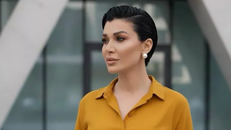 نادين الراسي بإطلالة غريبة… والجمهور: “إيه اللي حصل لك”