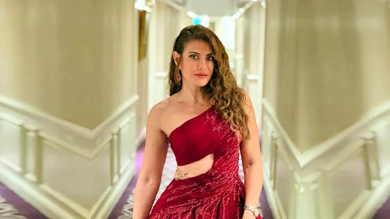 “تاتو وفستان مفتوح من البطن”.. أحدث جلسة تصوير جريئة لـ هيدي كرم