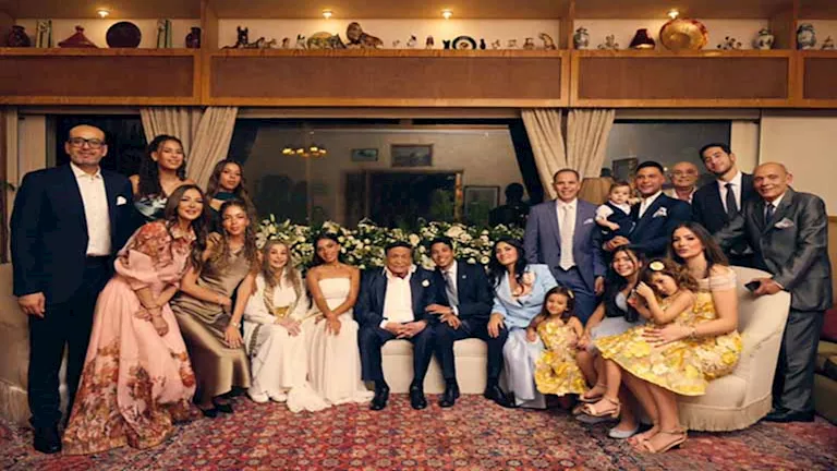 رئيس المجلس الوطني للإعلام بالإمارات يزور عادل إمام في منزله