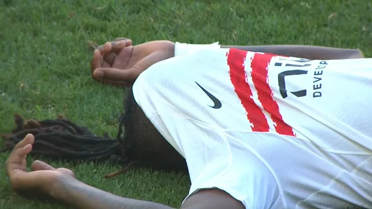 لحظات حزن لاعبي الزمالك بعد التعادل مع كايزر تشيفز في الكونفدرالية