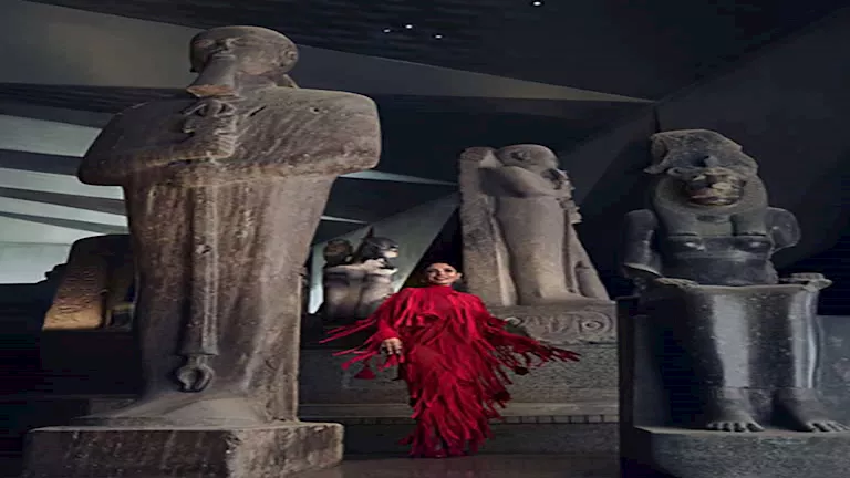 أكثر من إطلالة.. جلسة تصوير لـ منى زكي داخل المتحف المصري الكبير